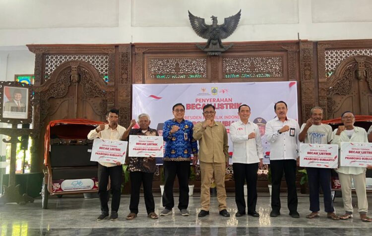 Becak Listrik Bantuan Presiden Dibagikan di Pemalang