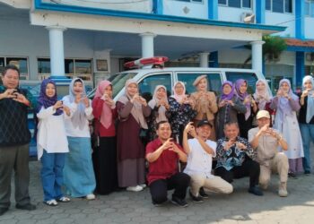 Alumni Smansa 93 Hibahkan Ambulans ke Ganissa
