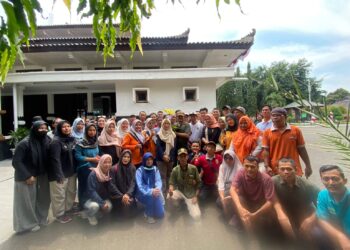 Ada Apa? Ratusan Honorer Beri Bunga ke Bupati Pemalang