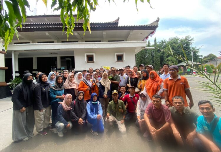 Ada Apa? Ratusan Honorer Beri Bunga ke Bupati Pemalang