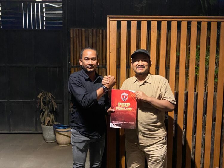 Foto Bersama Bupati dan Manajer Baru PSIP.