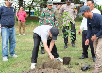 Blusukan Bupati ke Gongseng, Tanam Pohon dan Minta Jaga Alam