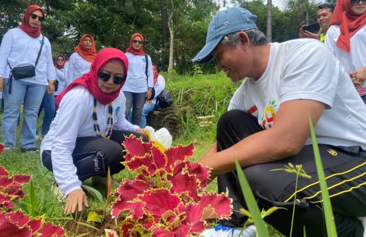 TP PKK dan PWI, Jaga Lingkungan dengan Menanam Pohon