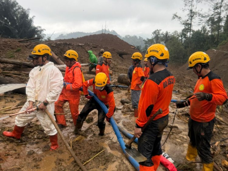 DA Resuce Terus Bantu Pencarian Korban Longsor Desa Bongas