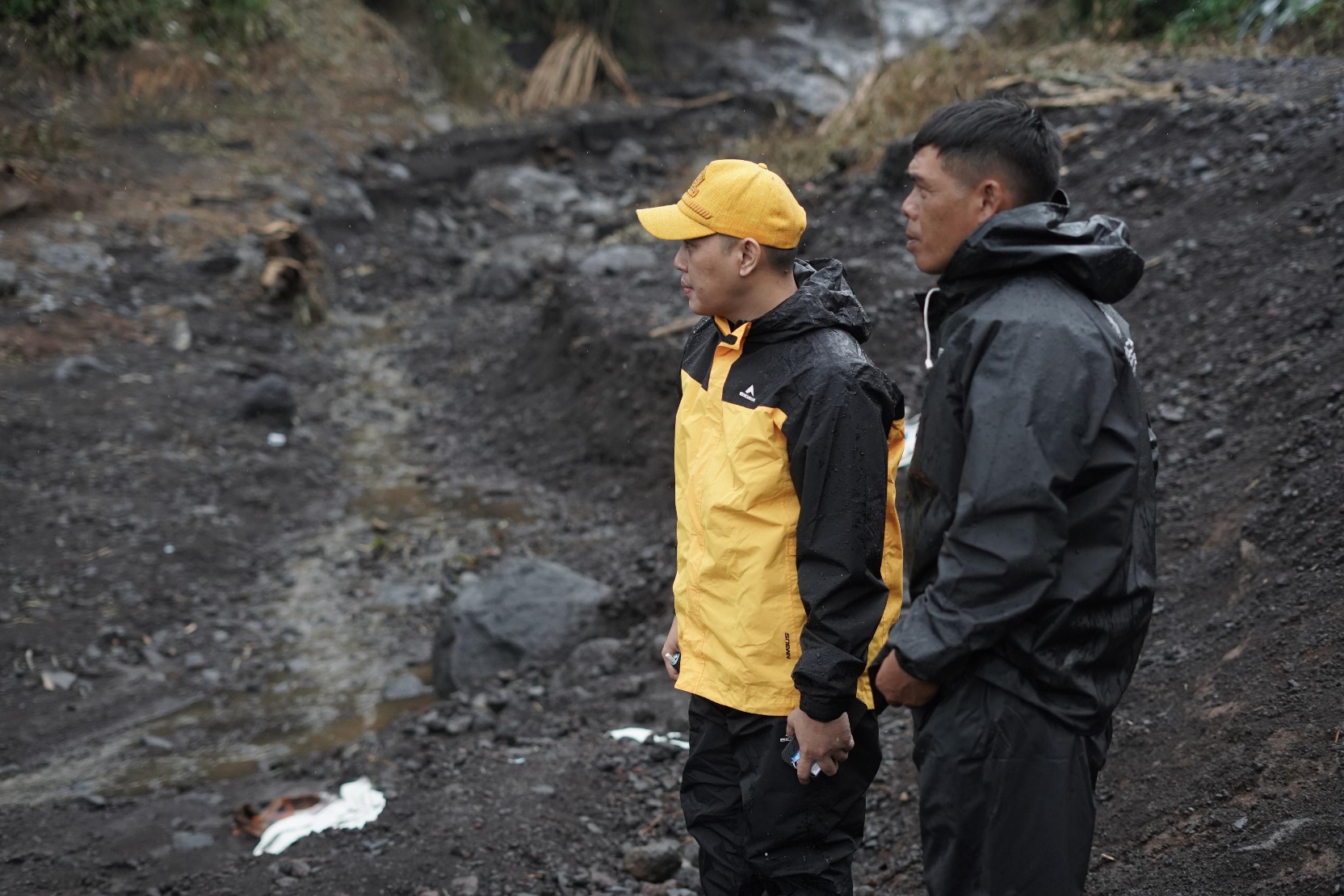Momen saat Doni Akbar Datang ke Lokasi Bencana di Kecamatan Pulosari.