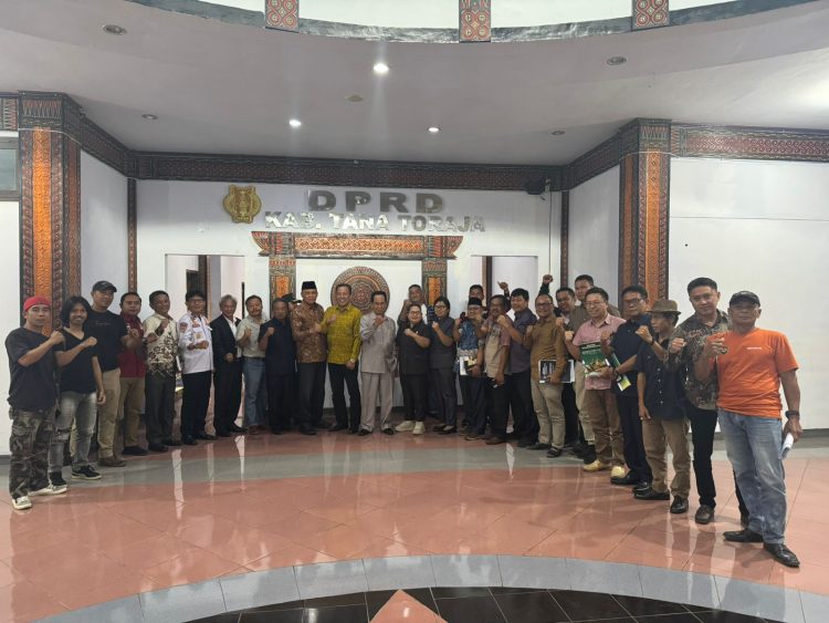Panitai DOB Luwu Raya Toraja dan Angota DPRD Tana Toraja