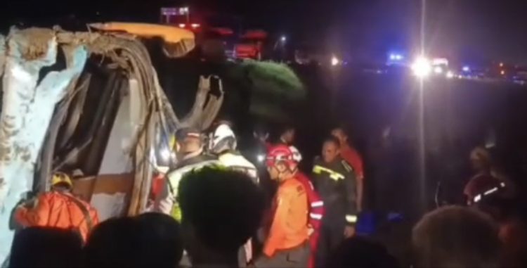 Kecelakaan Maut antara Bus vs Minibus Terjadi di Ruas Tol Pejagan-Pemalang KM.259