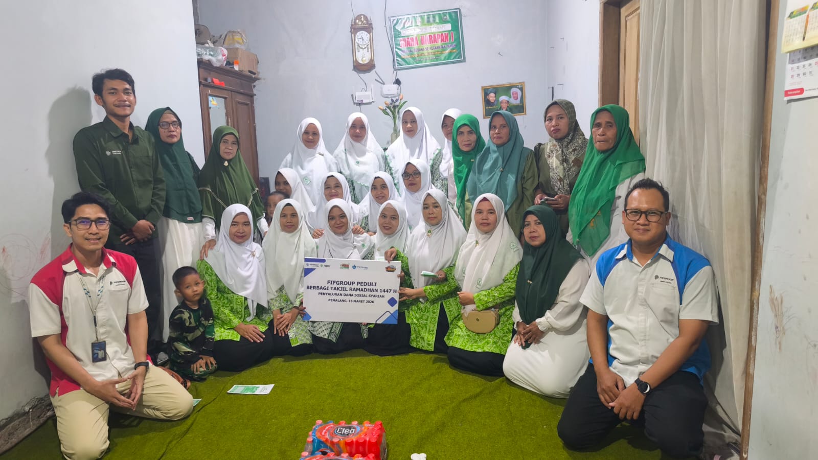 Pembagian Takjil di Majelis Taklim.