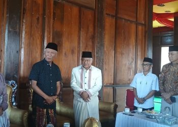 Datu Luwu Andi Maradang Mackulau Bersama Ketua Panitia Toraja DOB Luwu Toraja Pdt. Musa Salusu, M.Th