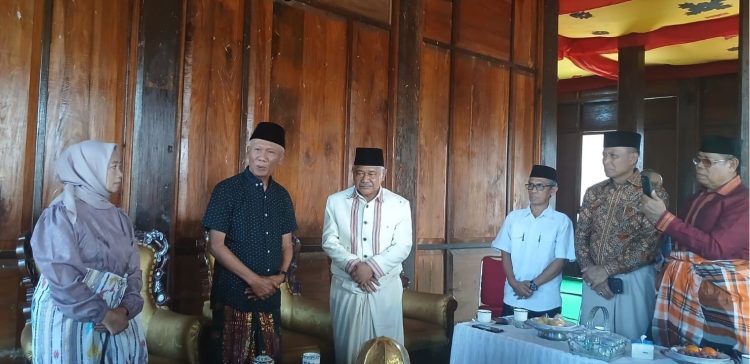 Datu Luwu Andi Maradang Mackulau Bersama Ketua Panitia Toraja DOB Luwu Toraja Pdt. Musa Salusu, M.Th